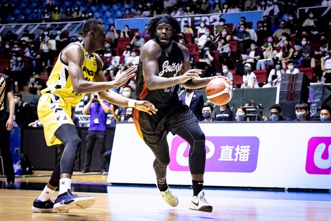 班尼特(中)今天贡献双廿的优异表现。(PLG提供)