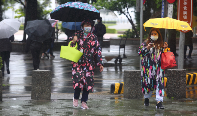 今晚開始迎風面水氣增加，各地天氣轉濕涼，直至下周三氣溫才會回升，水氣亦減少。（資料照／張鎧乙攝）