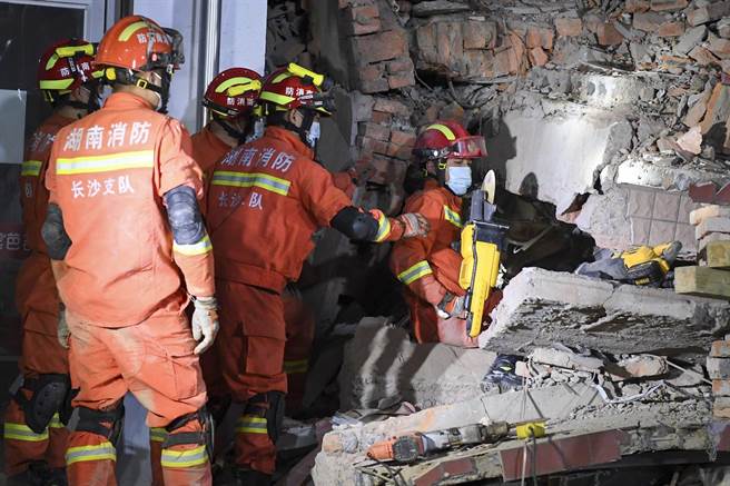 救援人员用切割设备进行救援。（图／中通社）