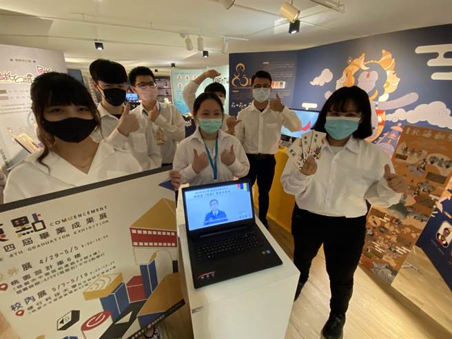 桃园市长郑文灿透过视讯勉励学生。（健行科大提供／蔡明亘桃园传真）