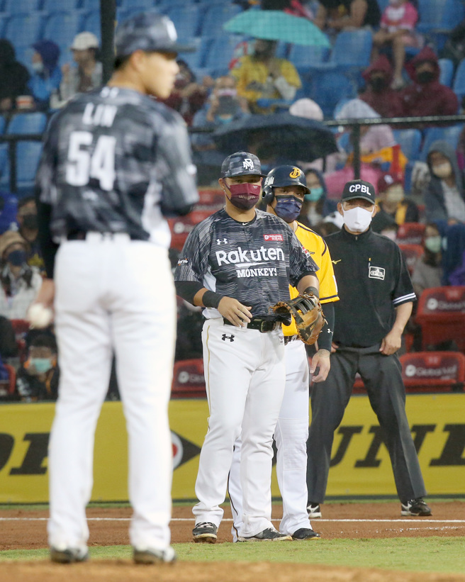 疫情延燒到中職，樂天桃猿在30日出戰中信兄弟的例行賽中，部分球員在比賽中也戴起口罩。（范揚光攝）