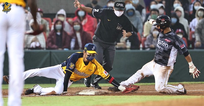 中信兄弟王威晨（中）。（中信兄弟提供）