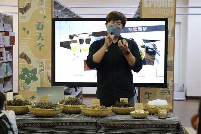 老济安第三代经营者王柏谚介绍青草文化。（蔡明亘摄）