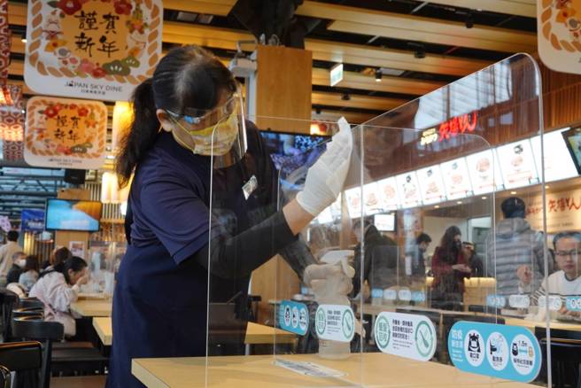 國內疫情嚴峻，台灣也逐漸邁向與病毒共存，是否禁內用也掀起討論。（資料照／黃子明攝）