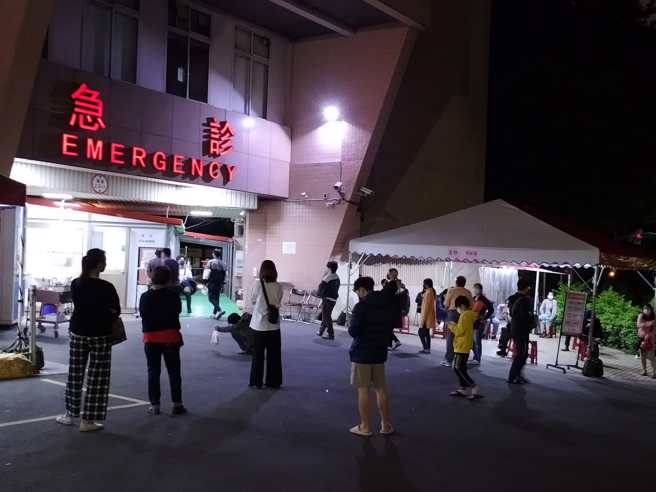 医师苏一峰表示，晚间9点多医院急诊室外，还有许多待採检的大人及小孩，不时也会听到此起彼落的咳嗽声。（图／翻摄自苏一峰脸书）