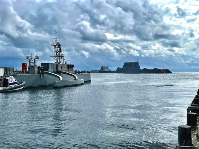 美国海军在未来发展中十分重视有人与无人舰艇的搭配。图为「海猎人」MUSV（左）和朱瓦特级驱逐舰。（图／DVIDS）