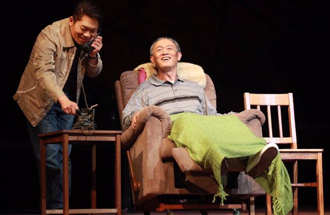 金士杰和卜学亮合作舞台剧《最后14堂星期二的课》今明2天演出延期。(图／果陀剧场)