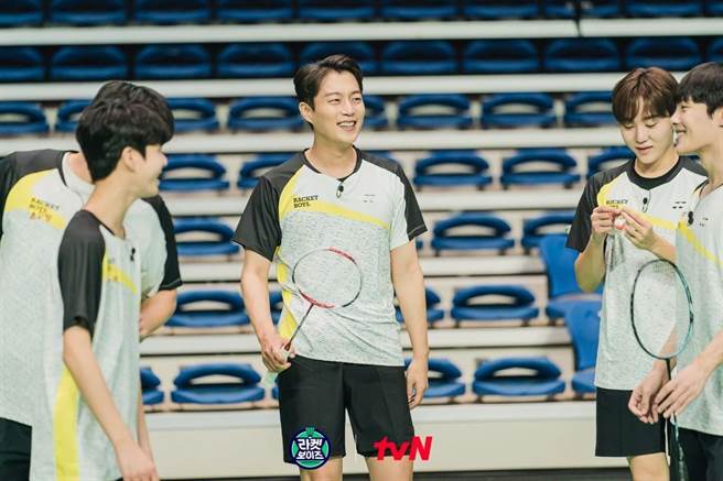 斗俊難過最近太忙沒空運動。（摘自tvN joy臉書）