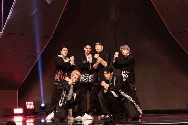 坤达跟火星唱跳〈放手〉。（野火娱乐提供）