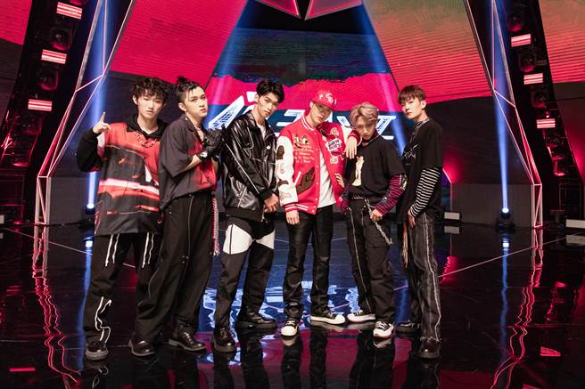 周汤豪跟天王星表演〈Turn Up〉。（野火娱乐提供）