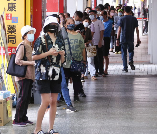 快筛实名制自28日正式上路，不少药局营业前，门口就出现排队人潮。（罗永铭摄）