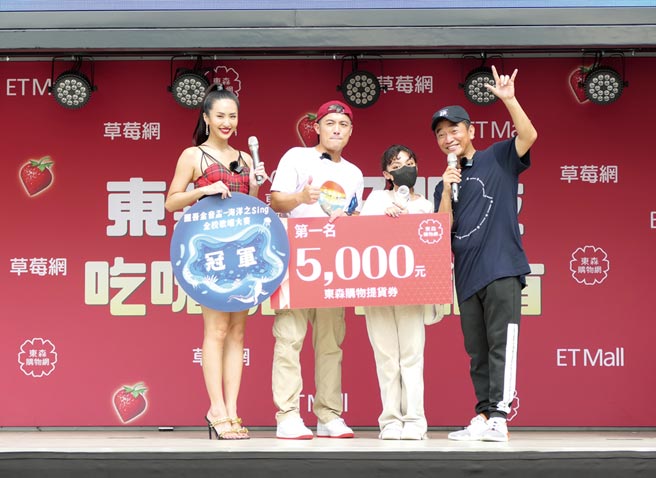 综艺天王吴宗宪（右起）与醒吾金音杯冠军得主表演艺术系陈梦凡、艺人范逸臣及蔷蔷开心合影。图／醒吾提供