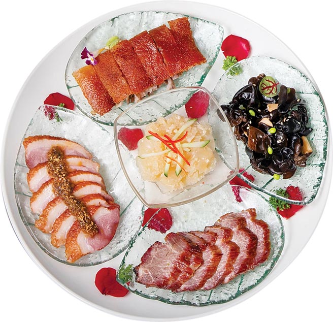 台北遠東香格里拉飯店〈香宮〉與〈醉月樓〉都分別針對母親節設計推出外賣套餐，圖為〈香宮〉的〈乳豬燒味拼盤〉。圖／業者提供
