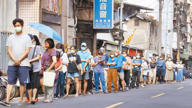 快筛实名制匆促上路、乱象丛生，不但民眾怨声载道，第一线的药局人员也叫苦连天，许多民眾29日一早就前往药局排队购买快筛试剂。（范扬光摄）