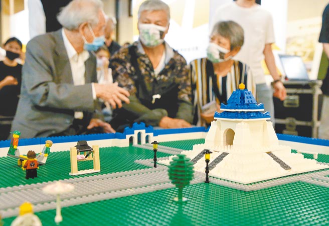 促转会29日举行「我们的明日公园－中正纪念堂园区转型设计展」系列活动开幕记者会，此次展览邀请了全球仅有17位的官方认证乐高大师黄彦智，规画中正纪念堂园区乐高模型，让民眾参观时都可一起动手，透过乐高积木打造转型愿景。（赵双杰摄）