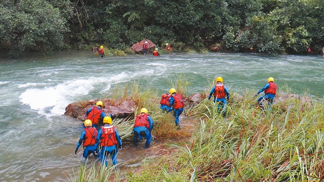 因应去年新北市双溪区造成6人死亡的「虎豹潭意外」，为避免重演类似憾事，气象局推出「山区暴雨警示讯息」灾防告警服务，当溪流上游或附近山区发生暴雨时，即发送简讯给该区民眾。（陈君玮摄）