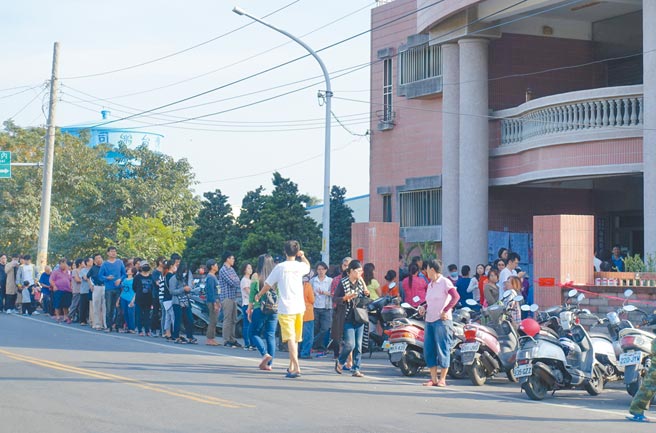 云林县议员席次43席，北港区人口减少速度快，将少1席议员，虎尾区因此受益多1席，图为云林县2018年选举投票状况。（本报资料照片）