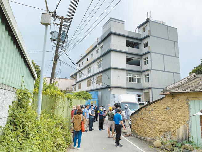 新北市莺歌区一处4层楼民宅，遭质疑未来要设置神主牌位楼，殡葬处表示，将请区公所追查是否有不法情事。（市议员苏泓钦提供／蔡雯如新北传真）