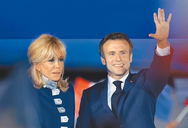 马克宏（右）当前面临的困局，都与他在几个舞台上一直扮演中间人的角色有关。（新华社）