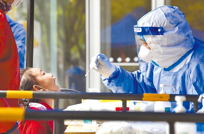 中共总书记习近平29日主持中共中央政治局会议，强调疫情要防住、经济要稳住、发展要安全。图为北京朝阳区的一名小朋友接受核酸检测。（新华社）