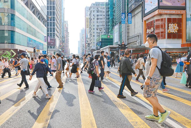 内政部原定于5月1日公告放宽港澳白领专业人才来台工作资格，但引发民眾疑虑，陆委会昨表示将暂缓。图为香港旺角弥敦道。（中新社）