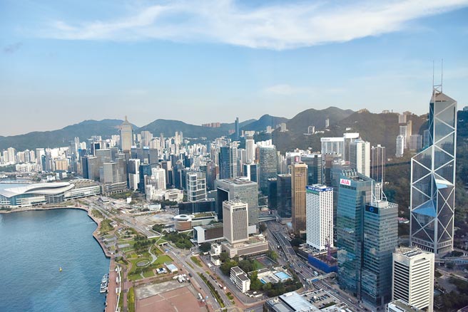 香港特首唯一候选人李家超29日公布政纲，强调要解决住房难问题，及提升治理能力。图为香港中环。（中新社）