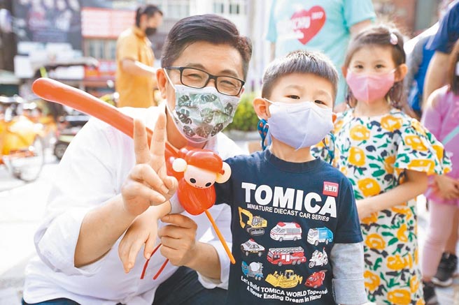 郑宏辉（左）主张兴建两条竹科高架桥，缓解园区尖峰时段车潮。（郑宏辉提供／邱立雅竹市传真）