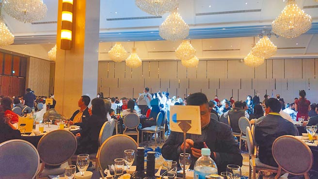 疫情影响，不少新人希望取消、延期婚宴，消保官呼吁民眾，签约前要详阅内容。（赖佑维摄）