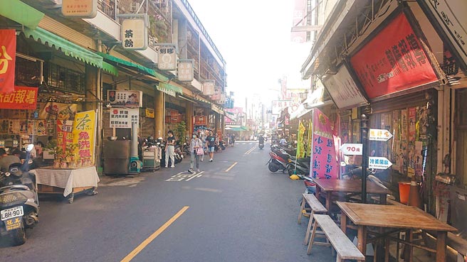 全台新冠肺炎确诊数飙升，台南单日增加227例，闹区街头游客数大减。（程炳璋摄）