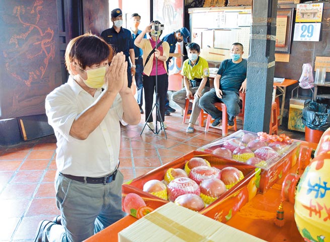 争取民进党内埔乡长初选出线的前乡长沈商岳，于神像前立誓表示，若有亏空乡库、任期未完提前落跑，会退出这场初选。（林和生摄）