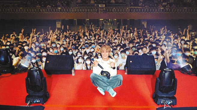 鼓鼓日前在校園開唱，粉絲送上生日驚喜。（相信音樂提供）