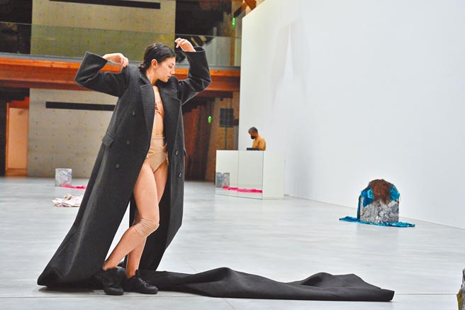 编舞家Lenio Kaklea身穿BV创意总监设计的服装担纲晚宴表演。（BV提供）