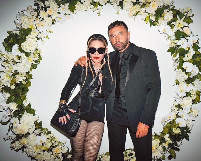 玛丹娜（左）一身劲装与Burberry创意总监Riccardo Tisci合影。（Burberry提供）