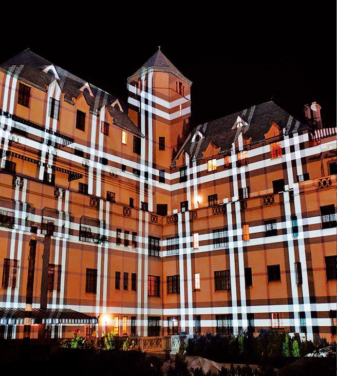 Burberry把品牌经典格纹以灯光映射在派对建筑物上。（摘自Burberry IG）