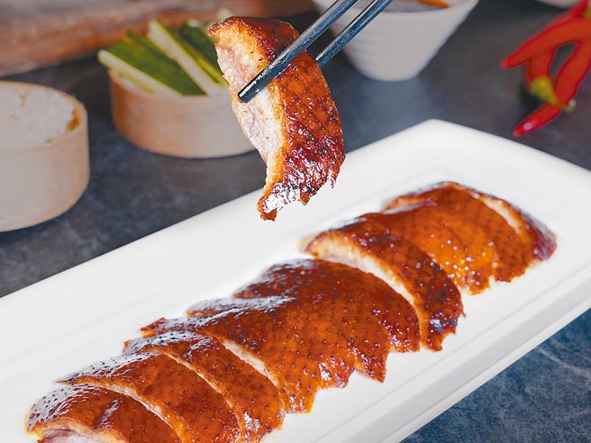 米其林3星頤宮中餐廳的招牌經典料理「片皮鴨」，母親節檔期祭出4吃、5吃的優惠價。（君品酒店提供）