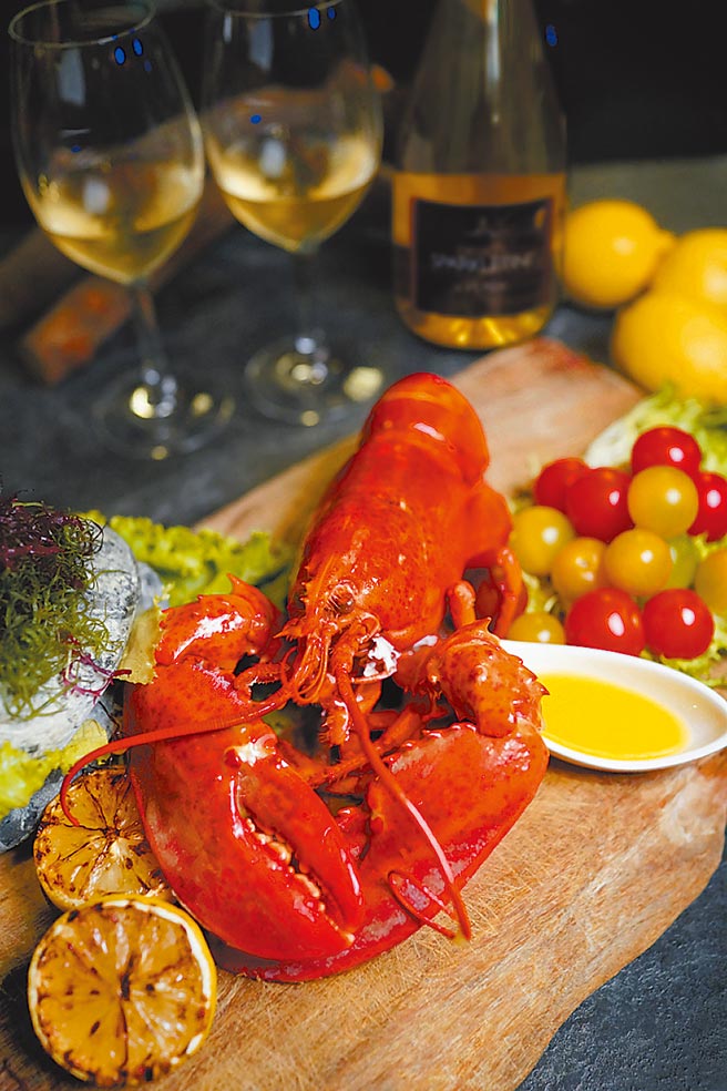 君品酒店重啟外帶美食，圖為加拿大水煮活龍蝦。（君品酒店提供）