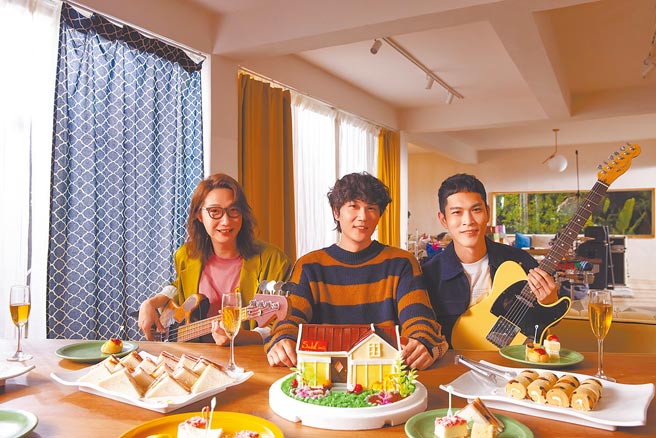 宇宙人方Q（左起）、小玉和阿奎拍〈你的样子〉MV，实现入住豪宅的「理想状态」。（相信音乐提供）