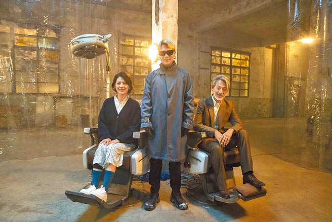 《华灯初上》大姊头黄柔闽（左）助阵萧秉治〈毒药〉MV。（相信音乐提供）