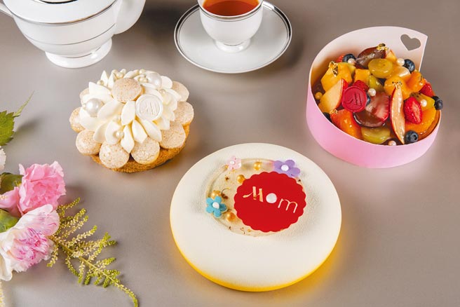 台北萬豪酒店今年推出3款特製母親節蛋糕，其中以桂花為題的「桂花鳳梨檸檬優格慕斯」（前）象徵母親的高雅氣息。（台北萬豪酒店提供）