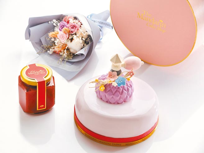 台北文華東方酒店推出「香氛之愛」母親節限定蛋糕，還可加購永生花花禮及文華東方經典玫瑰花瓣果醬的限量組合，為媽咪獻上更豐富的禮物。（台北文華東方酒店提供）