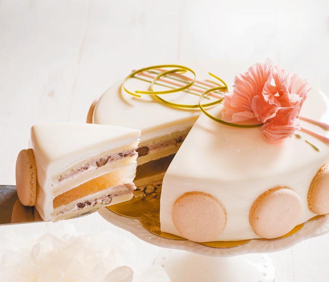 六福旅遊集團一禮烘焙的「藏愛美肌蛋糕」，以富含膠原蛋白及多醣體的白木耳、紅棗餡與紅豆餡作為蛋糕內的夾層。（六福旅遊集團提供）