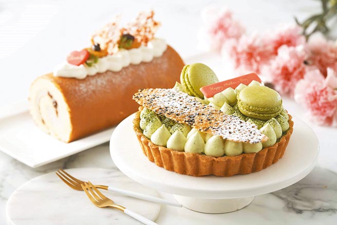 王朝大酒店的「抹茶芝麻塔」（前）及「蘭姆香蕉蛋糕卷」（後）。（王朝大酒店提供）