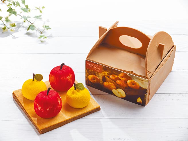 台北君悅酒店的超擬真母親節蛋糕「高級水果禮盒」，從禮盒紙箱到箱內水果都能吃下肚。（台北君悅酒店提供）