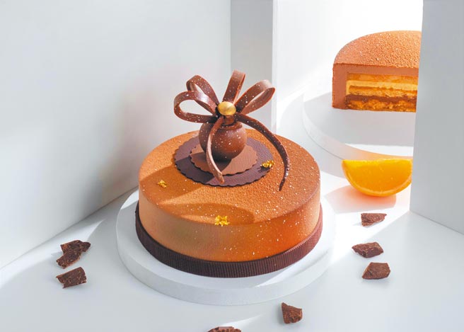 台南大員皇冠假日酒店的「結愛久久」法式香橙巧克力慕斯。（台南大員皇冠假日酒店提供）