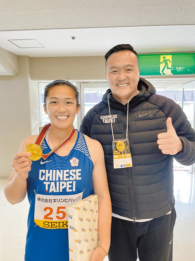 台湾链球女将余雅倩（左）在广岛织田干雄纪念赛破全国纪录摘金，赛后与教练张铭煌合影。（中华田协提供）