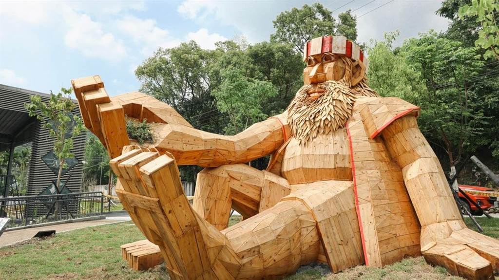 「守護山林的耆老」木雕像位置在信義鄉地利村。（摘自日月潭風管處臉書）
