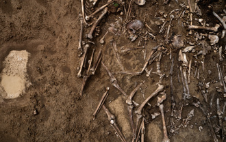 山洞發現150多具骷髏被虐殺 10年後考古學家曝真相