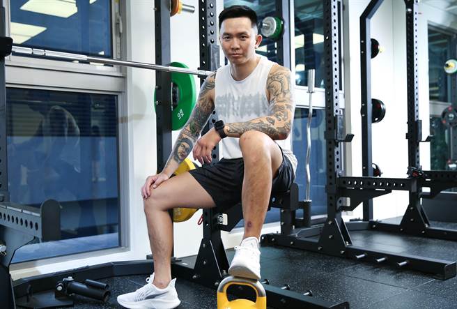 黃育仁10年前離開年薪600萬金融業，改當職業格鬥選手。 （陳俊吉攝）