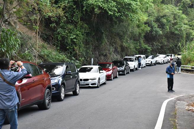 民眾的車輛排隊等候進入南橫梅山口管制站，排隊車流超過8公里。（林瑞益攝）