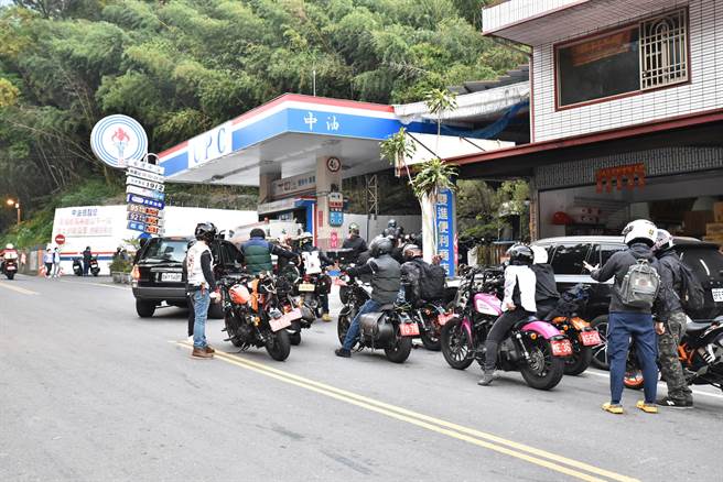 許多民眾在梅蘭加油站排隊等候加油。（林瑞益攝）